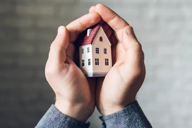 petite maison tenue à deux mains
