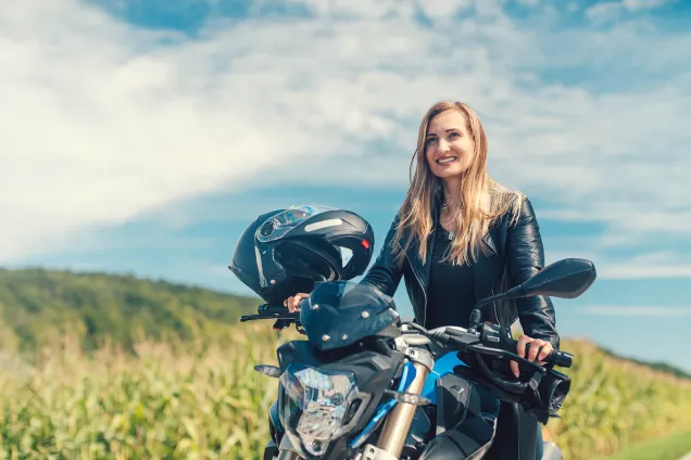 femme en vélo à la campagne
