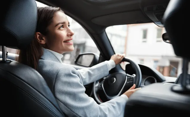 vrouw glimlacht in een auto